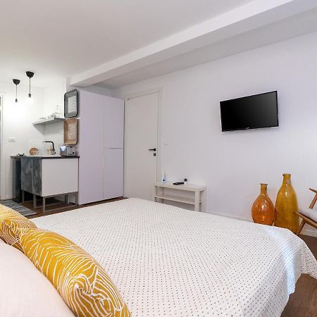 Stylish Studio Apartment By Irundo Ровинь Экстерьер фото